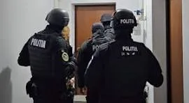 Şase persoane, între care şi un poliţist, reţinute în urma percheziţiilor în dosarul furturilor calificate