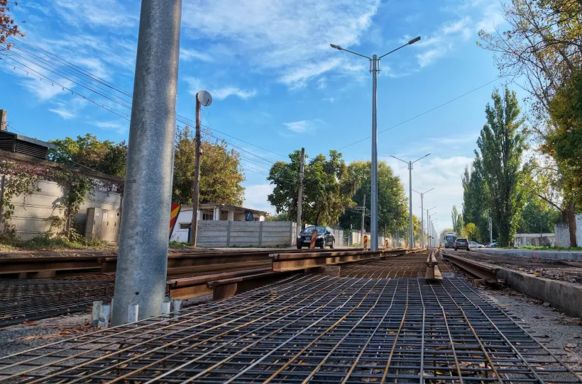 Șantier pe o stradă intens circulată din Galați. Lucrările la trotuare și liniile de tramvai continuă