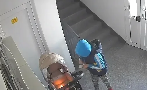 Copil piroman la Tecuci: a provocat un incendiu într-un bloc