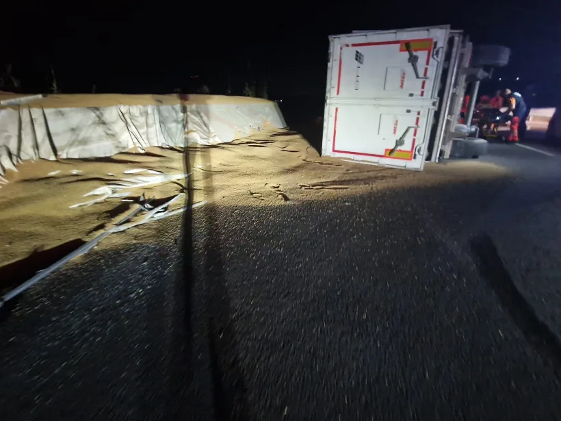 Un tir încărcat cu cereale s-a răsturnat în Brăila