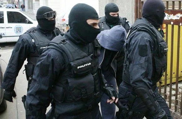 DIICOT: Doi frați au recrutat prin metoda Loverboy tinere în scopul exploatării sexuale