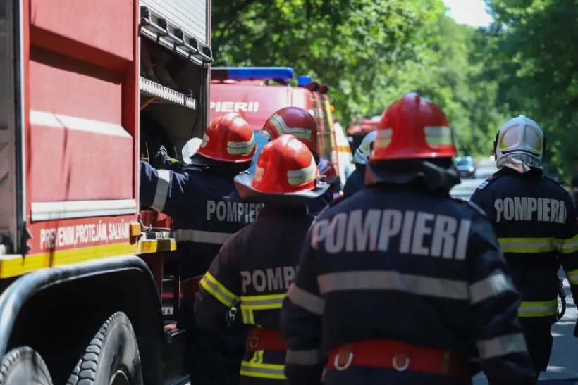 Incendiu puternic la depozitul de covoare din Galați