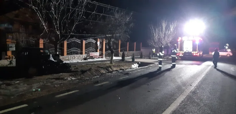 Circulație oprită pe DN25 după ce o mașină a avariat un panou de gaze