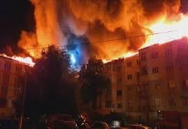 O femeie și-a pierdut viața într-un incendiu. Locatarii unui bloc din Galați, evacuați
