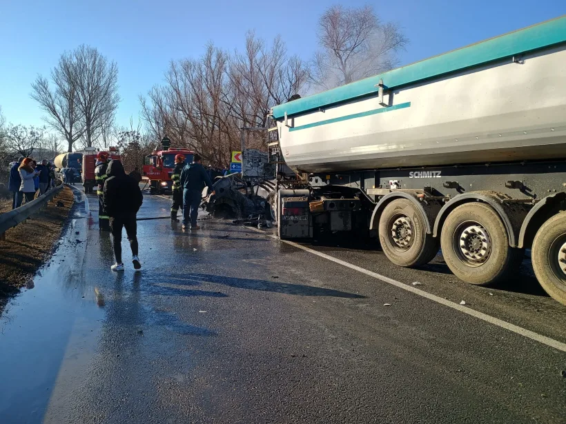 Circulație blocată pe DN24: un autoturism și un autocamion au luat foc