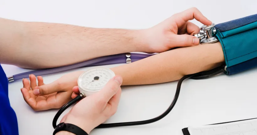 Asistentă medicală reținută, după ce a furat de la colegii de muncă, dar și de la pacienți, diferite sume de bani, carduri bancare și vouchere de vacanță