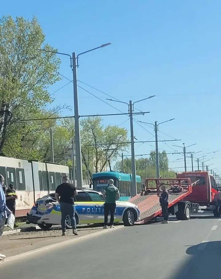 Accident pe un bulevard din Galați: o autospecială a Poliției și un tramvai, implicate