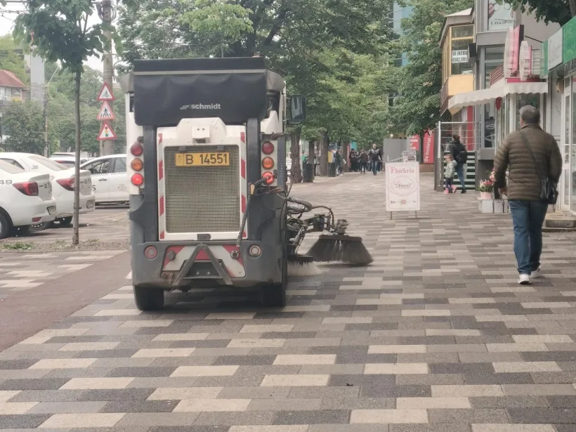 Mașinile, străzile și trotuarele din Galați, acoperite de valul de praf saharian