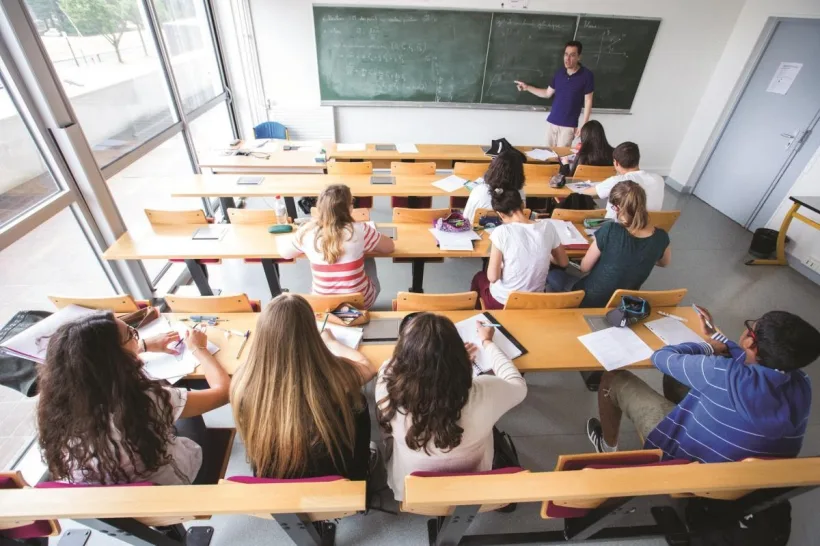 Școala, de la toamnă:"Clase de 15 elevi; profesorii, obligatoriu cu măști"