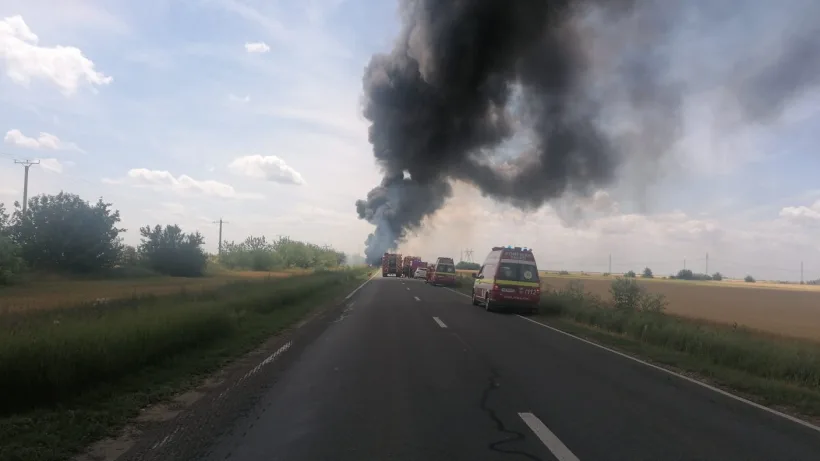 Mesaje Ro-Alert după ce o cisternă și un autoturism au luat foc, în zona Lacului Sărat