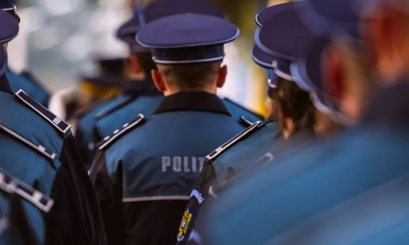 Un cunoscut cântăreț de muzică populară, arestat preventiv pentru molestarea sexuală a unor minori