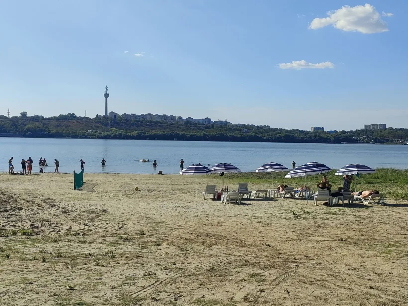 Plajă privată deschisă pe malul tulcean al Dunării, în dreptul municipiului Galați