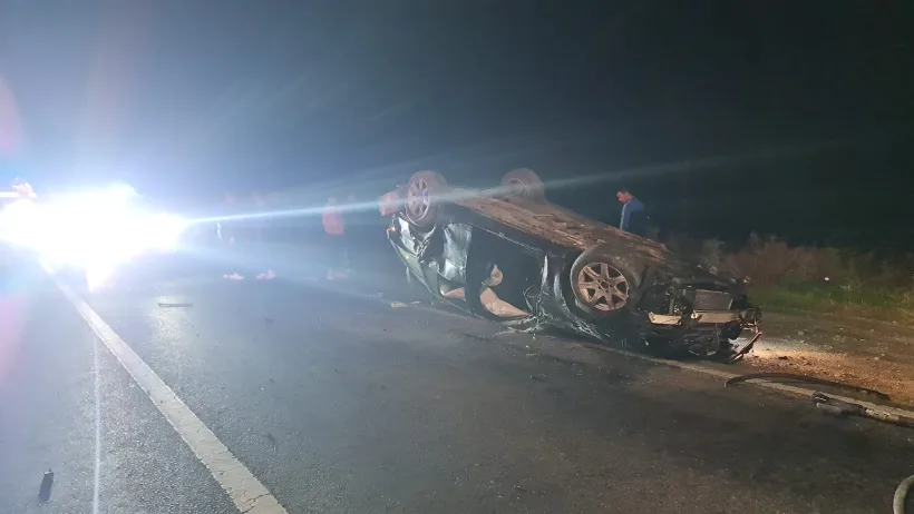 O mașină s-a răsturnat pe DN25: o persoană a murit, iar alta este grav rănită