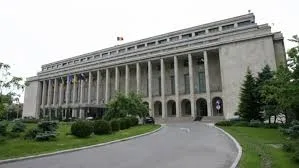 Palatul Victoria, iluminat în culorile roz și bleu pentru a marca Săptămâna Europeană a Fertilității