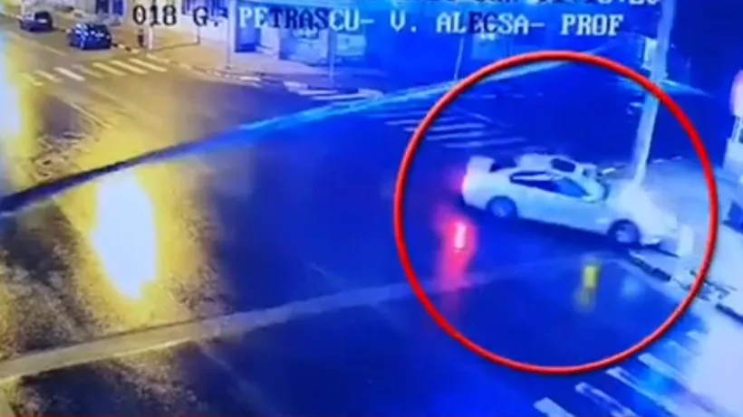 A furat mașina părinților și a intrat cu ea într-un stâlp