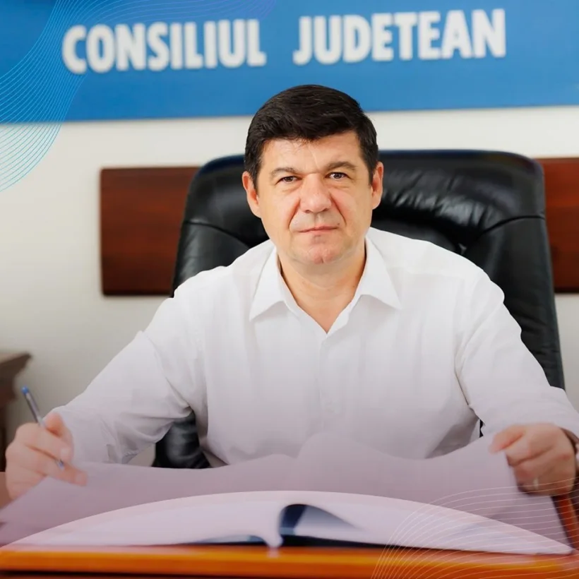 Investiție în educație. Costel Fotea: 31 de săli de clasă au fost dotate cu echipamente IT și 39 de clase au fost mobilate