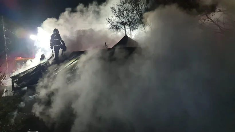 Incendiu violent la Piscu: un bărbat a fost rănit