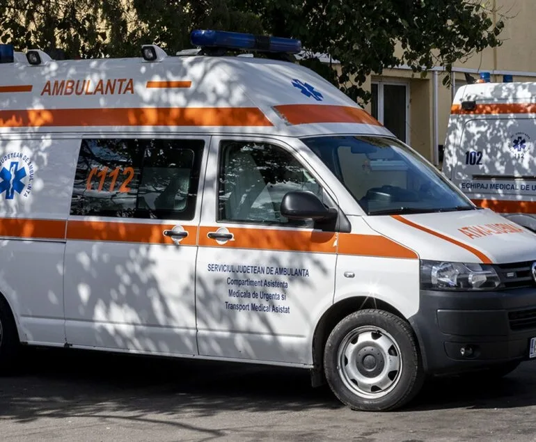 O fată din Galați a fost rănită: trotineta pe care circula a fost lovită de un taxi