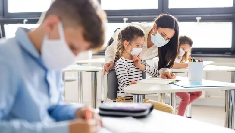 Ministrul Sănătății, Nelu Tătaru, anunță că masca trebuie să devină o regulă în școli