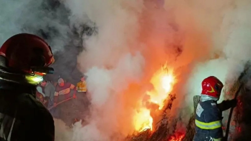 Incendiu puternic la Tg. Bujor: flăcările se extind cu repeziciune