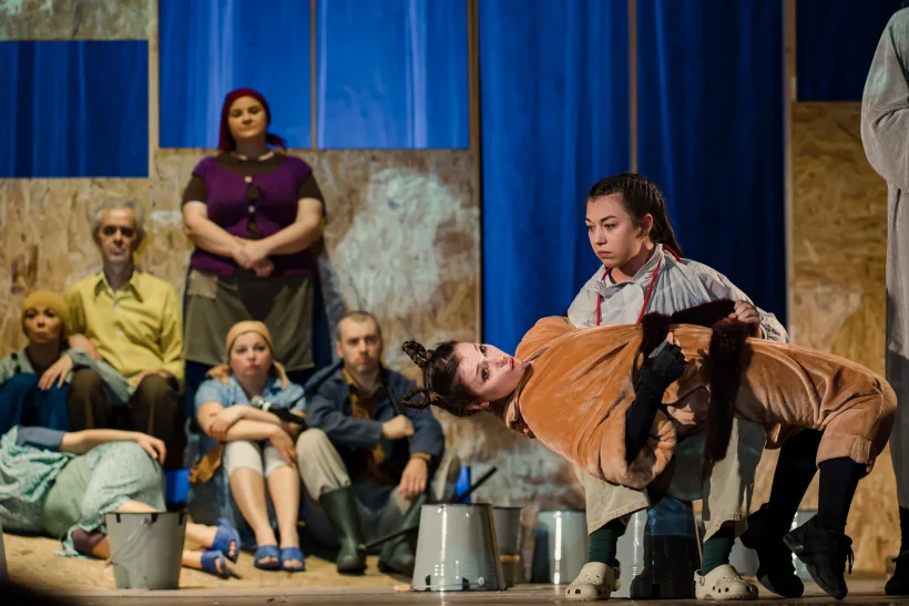 Spectacolul „Regina Nopții”, oferit gratuit seniorilor gălățeni de Teatrul Dramatic „Fani Tardini”