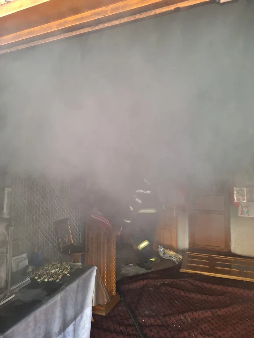 Flăcări la o biserică din Micro 20. Pompierii au intervenit prompt