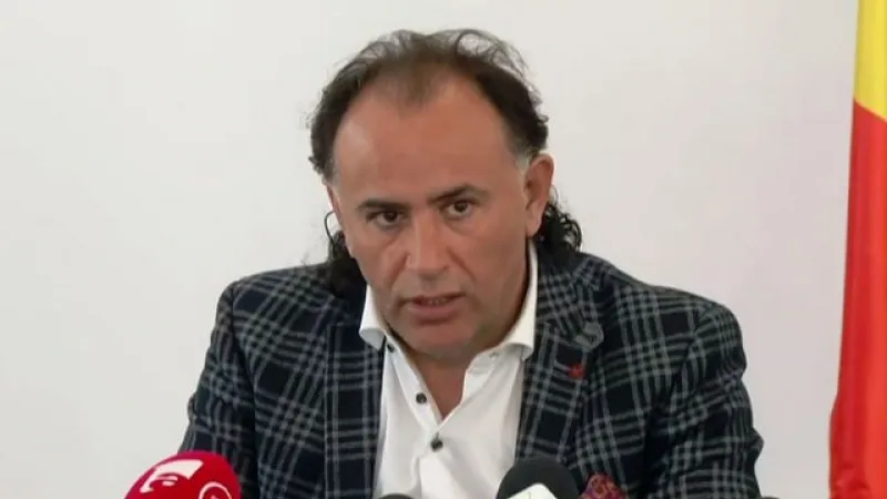 Omul de afaceri Mohammad Murad a fost filmat împărţind pachete inscripţionate cu numele său