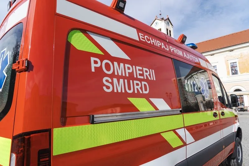 O fată de 14 ani a ajuns la spital după ce a fost lovită de un autoturism în Galați