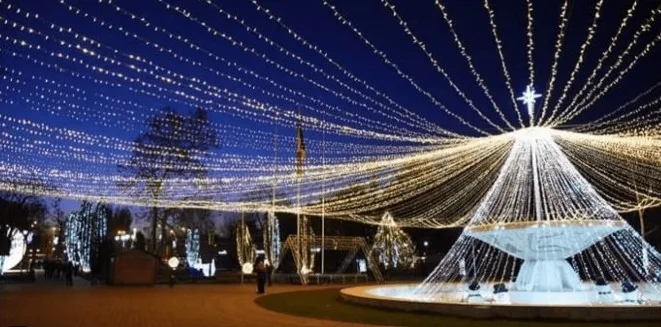 Vineri se aprind luminile de sărbători în Grădina Publică