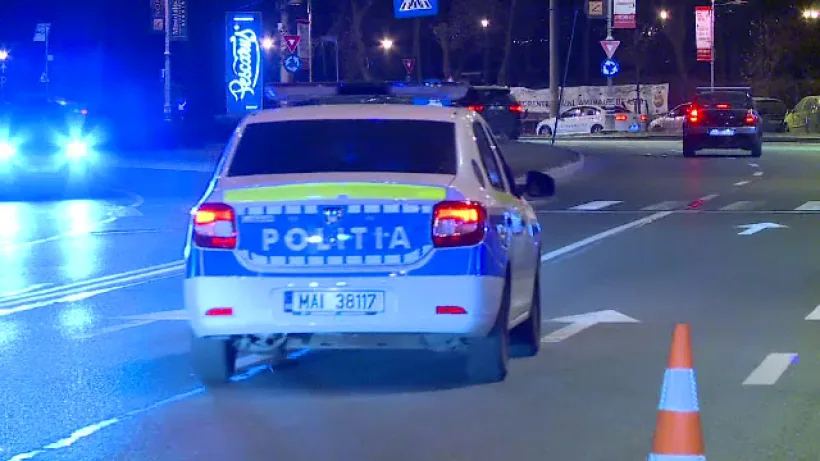 Un tânăr de 24 de ani a ajuns la spital după ce a intrat cu mașina în sensul giratoriu din Tecuci