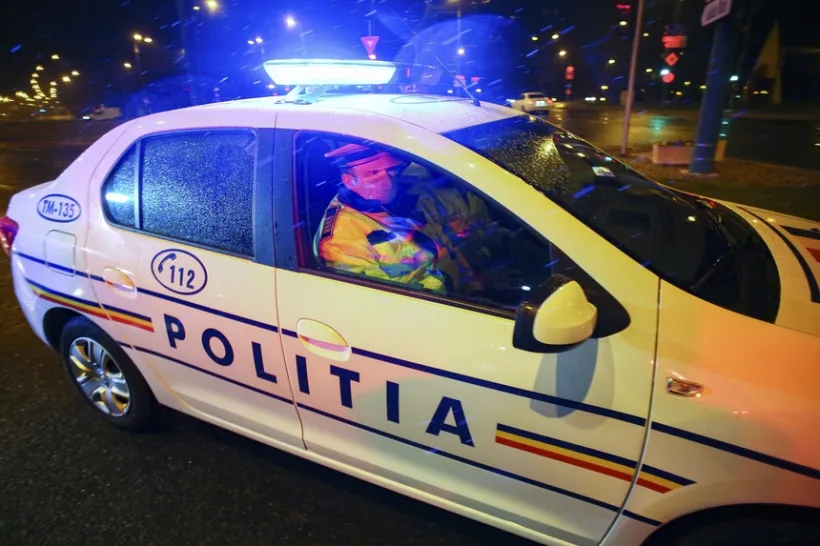Tânără de 19 ani, surprinsă la volan cu telefonul în ambele mâini. A rămas fără permis după imaginile apărute online