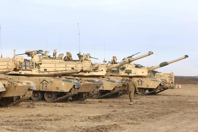 Militari americani cu tancuri Abrams, la poligonul Smârdan