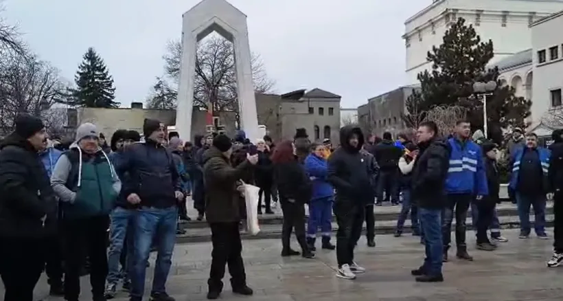 Salarii restante și nemulțumiri la Liberty Galați: peste 100 de angajați protestează la Prefectură