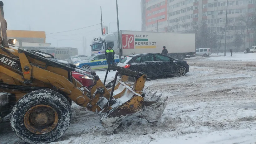 Trafic îngreunat în orașul Galați din cauza ninsorilor puternice. Primăria recomandă transportul în comun