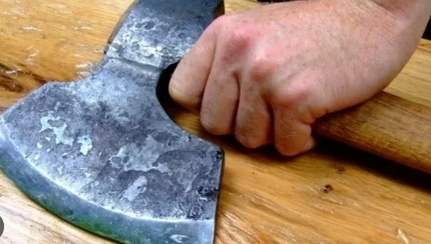 Caz șocant la Foltești: o femeie a fost rănită grav după ce a fost atacată cu toporul de partener
