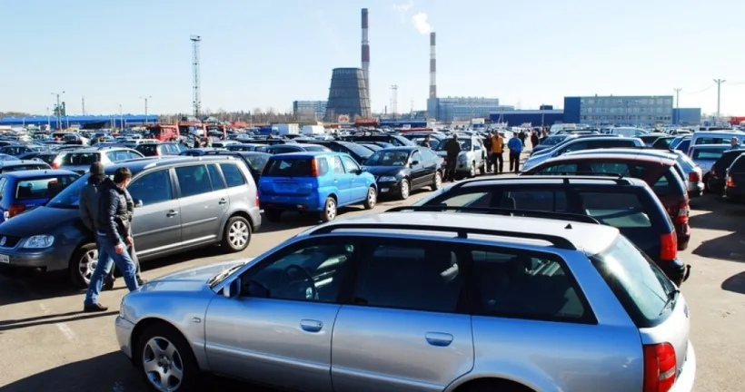 Piața auto din România ”o ia la vale”