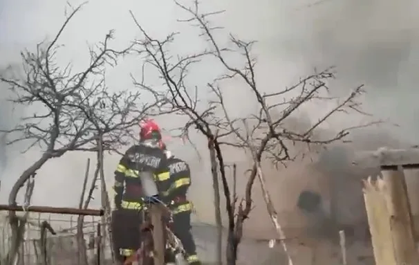 Incendiu devastator la Nicopole. Intervenție rapidă a pompierilor din Tecuci