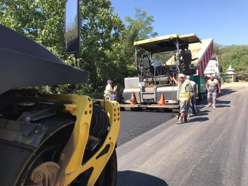 Se lucrează pe DJ242. Utilajele acționează la intrarea în Tg.Bujor
