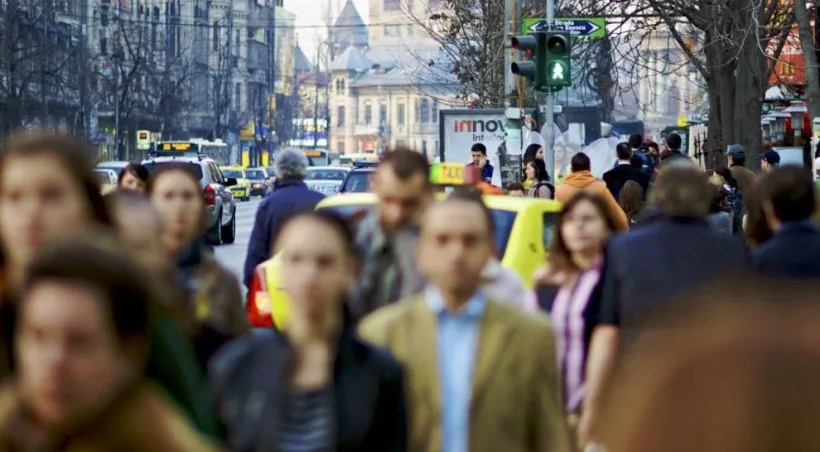 STUDIU: Românii vor muncă cinstită, dar mulți cred că „fără relații și pile nu ajungi departe”