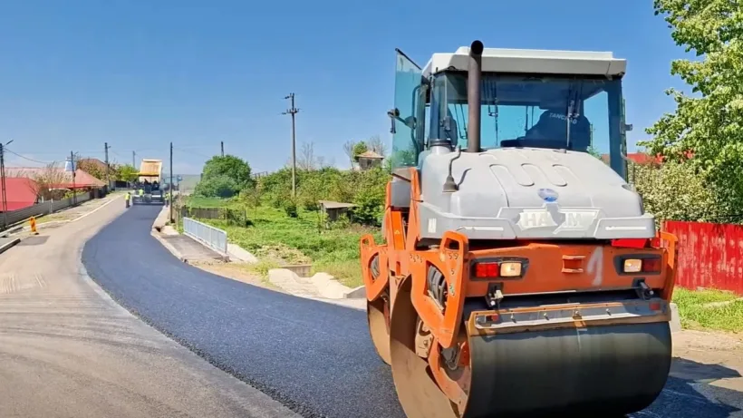 Asfaltări pe DJ251B, în comuna Bălășești. Costel Fotea: „Construim drumuri solide, sigure și durabile”