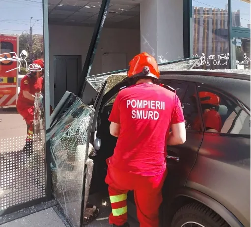 Accident în Galați: O mașină a intrat într-un bancomat pe strada Brăilei. O femeie a fost rănită
