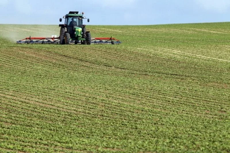 Tinerii fermieri pot primi în concesiune 50 de hectare de teren de la stat