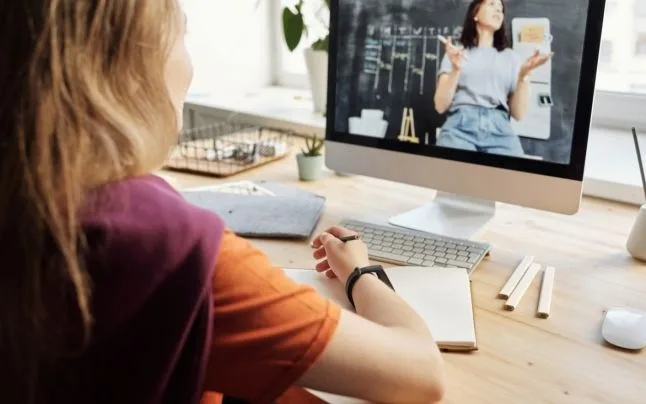 Părinții ai căror elevi sunt nevoiți să facă școală online sau în sistem hibrid, ar putea primi zile libere plătite