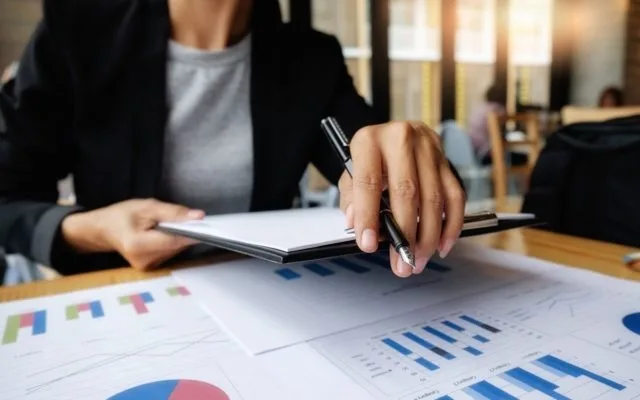Companiile, termen până pe 15 decembrie să ceară reeşalonarea datoriilor acumulate în starea de urgenţă