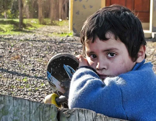 În România anului 2020, unul din zece copii se duce la culcare flămând