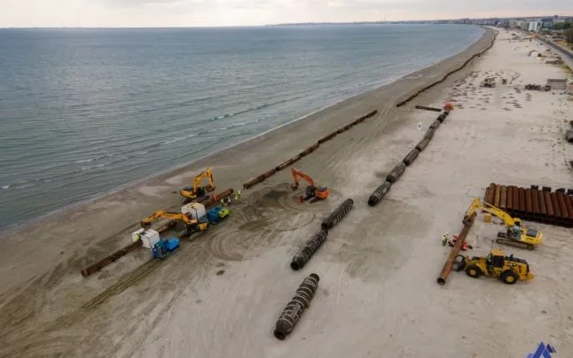 În doar trei zile, plaja din nordul stațiunii Mamaia s-a lărgit cu cel puțin 150 de metri
