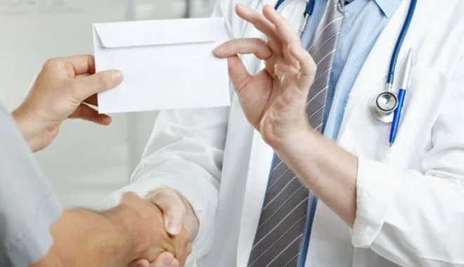 Un medic român, din Bihor a luat mită de 90.370 lei și 17.760 de euro de la aproape 500 de pacienți