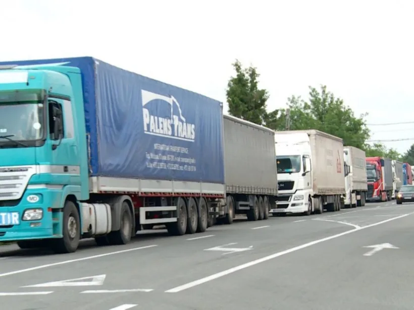 TIR-urile care ies din România prin PTF Giurgiu-Ruse, Bulgaria, formează cozi de aproximativ şase kilometri