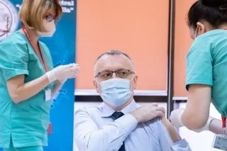 Peste 100 de mii de persoane din Învățământ s-au vaccinat până acum