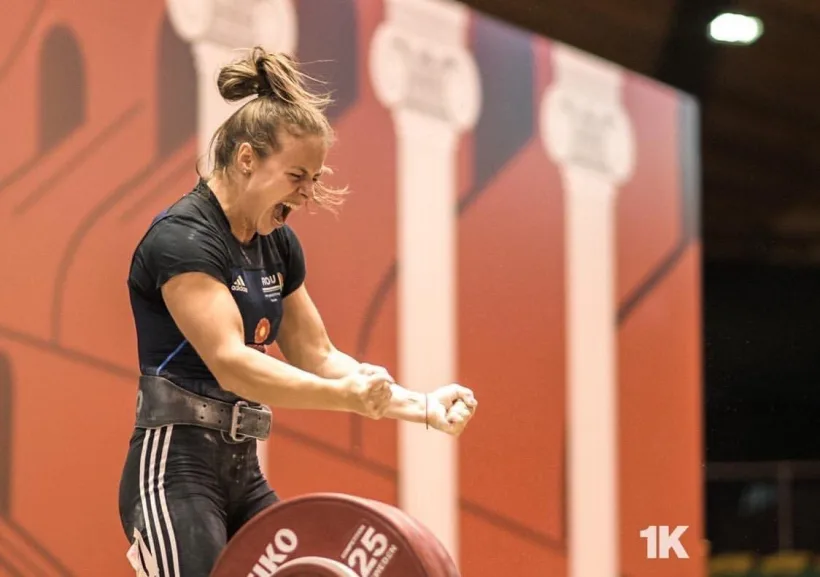 Problema este motivația, nu greutățile. Te antrenezi și nu știi de ce – Loredana Toma, 24 de ani, campioană mondială la haltere care se antrenează la parterul blocului